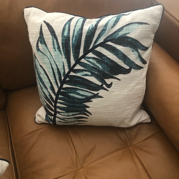 Allen & Roth Other - EUC Allen & Roth 100% Cotton 18”’x 18” Palm Leaf Decorative Pillows - Set of 2